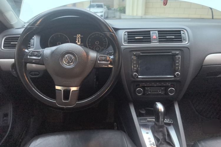 Used Volkswagen Sagitar 2014 1.4TSI Automatic Luxury Model Center Console