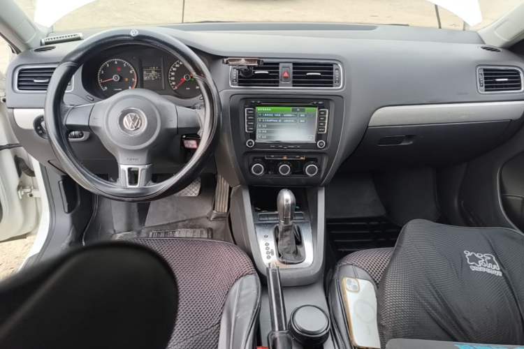Used Volkswagen Sagitar 2014 Revised Version 1.6L Automatic Comfort Edition Center Console