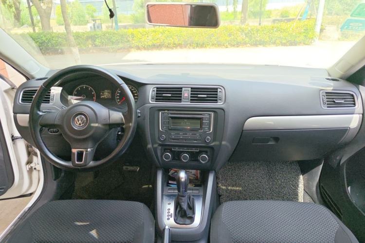 Used Volkswagen Sagitar 2014 Revised Version 1.6L Automatic Comfort Edition Center Console