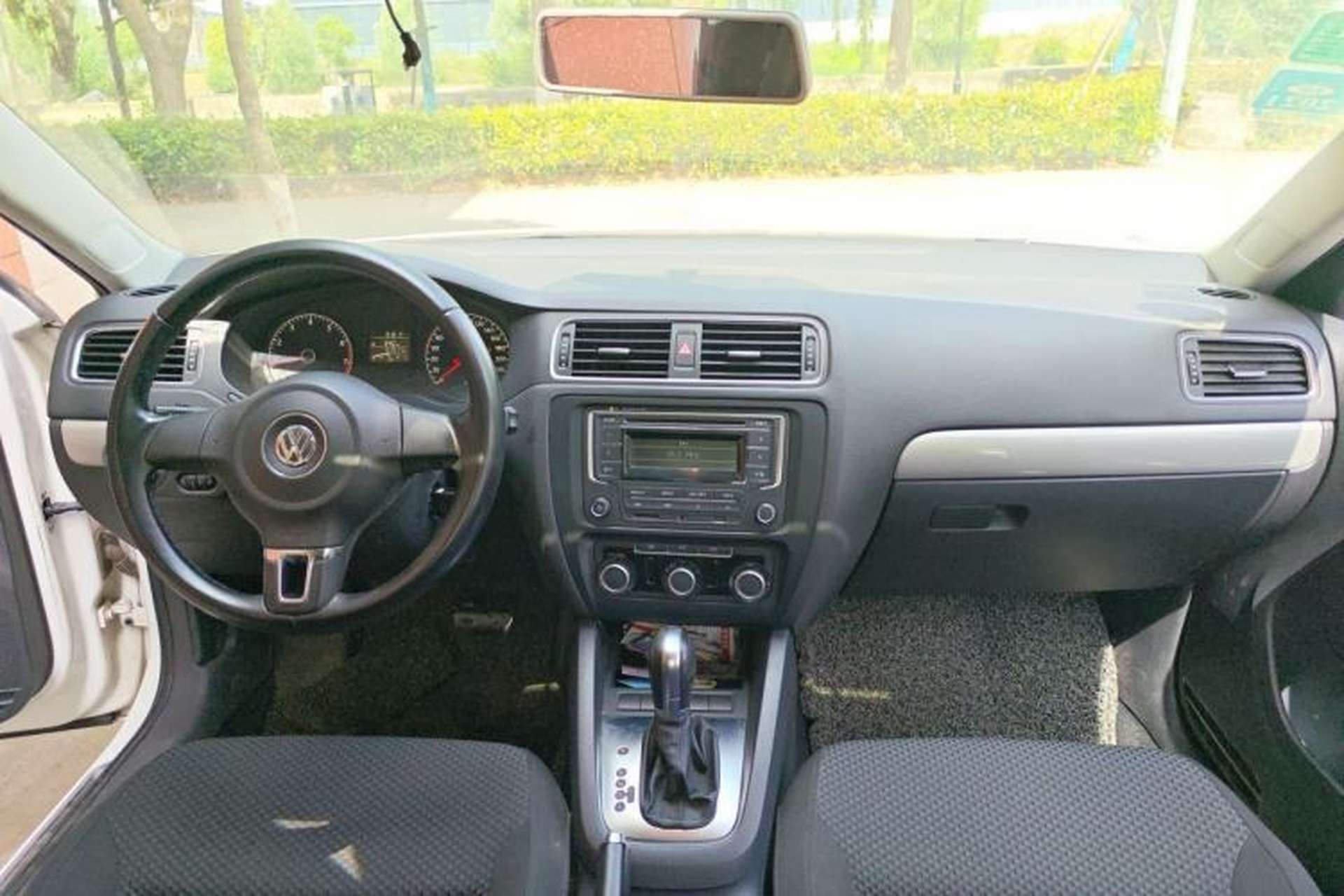 Used Volkswagen Sagitar 2014 Revised Version 1.6L Automatic Comfort Edition Center Console