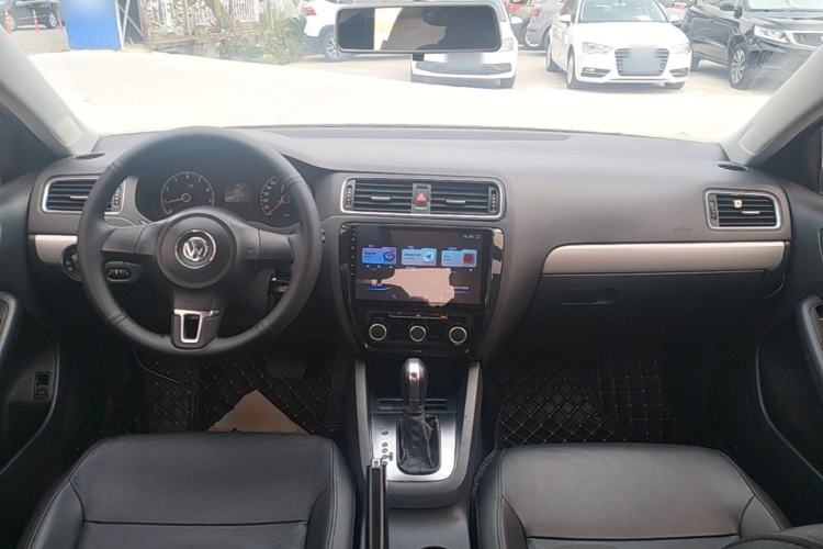 Used Volkswagen Sagitar 2014 1.6L Automatic Comfort Model Center Console