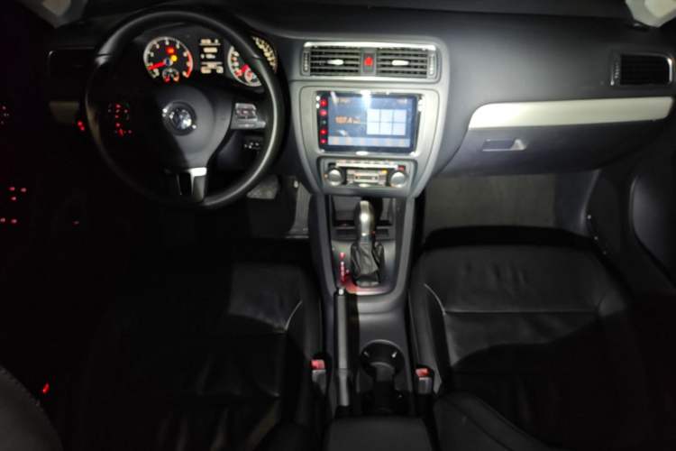 Used Volkswagen Sagitar 2014 Revised Version 1.4TSI Automatic Luxury Edition Center Console