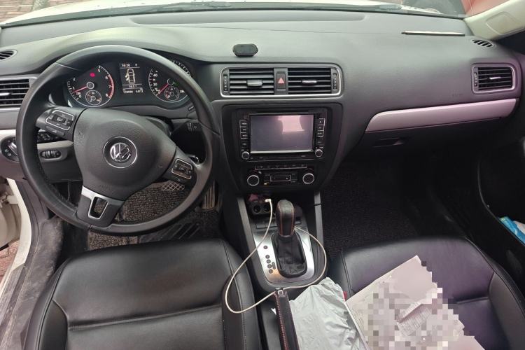 Used Volkswagen Sagitar 2014 1.4TSI Automatic Fashion Edition Center Console