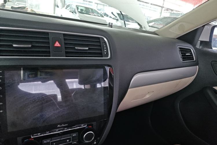 Used Volkswagen Sagitar 2014 1.4TSI Automatic Luxury Model Center Console