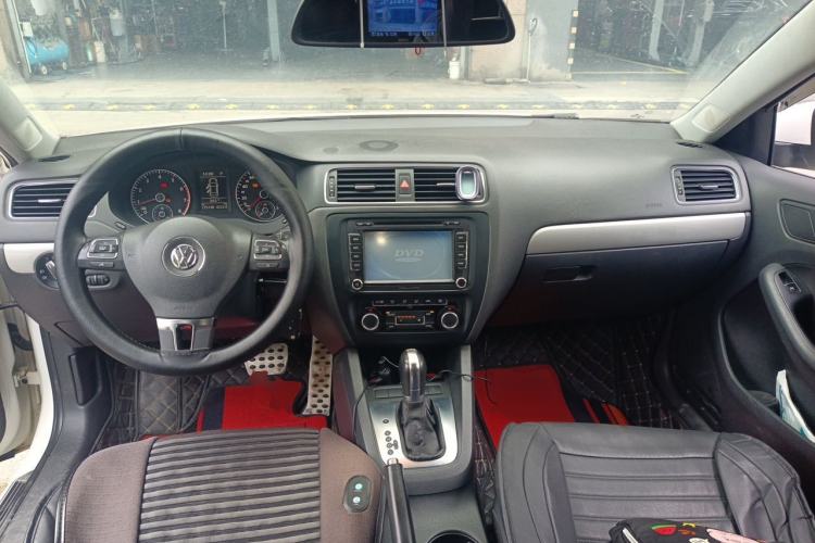 Used Volkswagen Sagitar 2014 Revised Version 1.4TSI Automatic Luxury Edition Center Console
