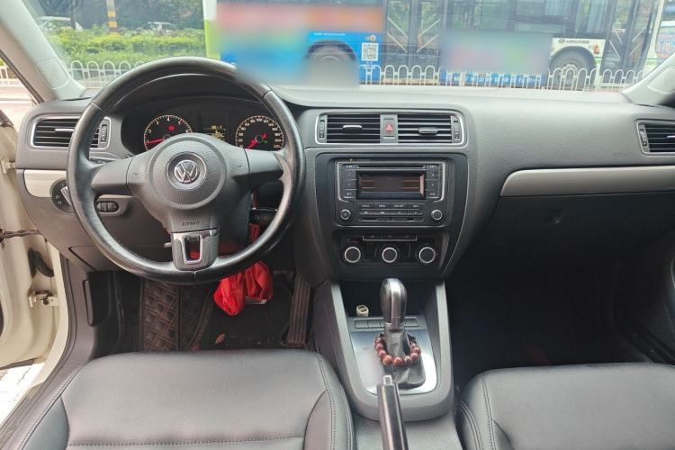 Used Volkswagen Sagitar 2014 Revised Version 1.6L Automatic Comfort Edition Center Console