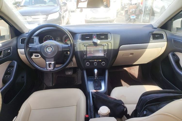 Used Volkswagen Sagitar 2014 Revised Version 1.6L Automatic Comfort Edition Center Console