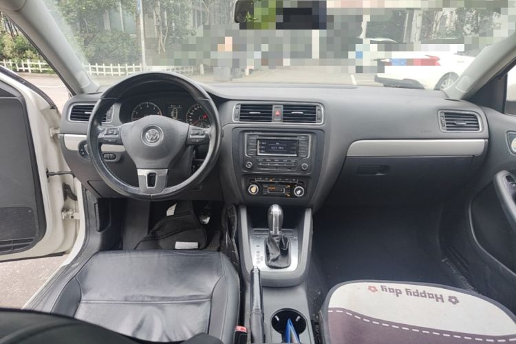 Used Volkswagen Sagitar 2014 Revised Version 1.4TSI Automatic Luxury Edition Center Console