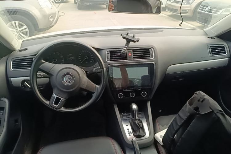 Used Volkswagen Sagitar 2014 Revised Version 1.6L Automatic Leading Edition Center Console