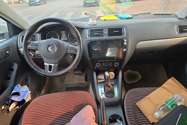 Used Volkswagen Sagitar 2014 Revised Version 1.4TSI Automatic Luxury Edition Center Console