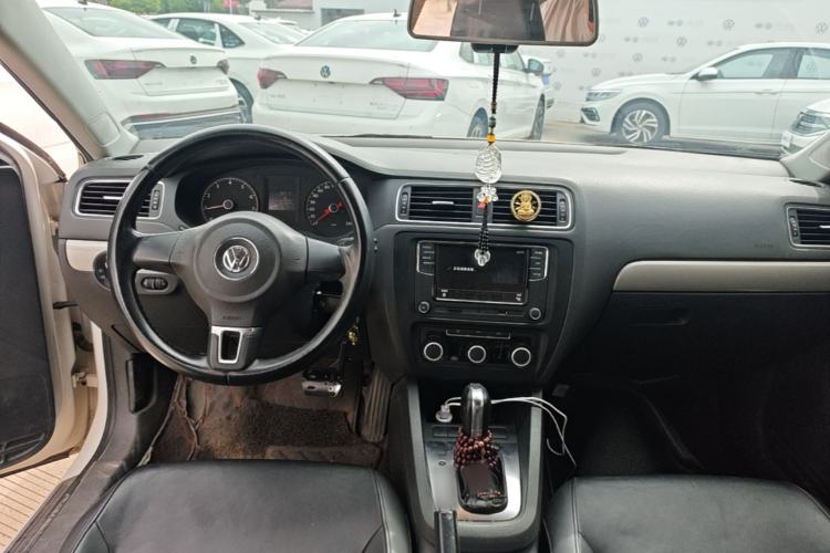 Used Volkswagen Sagitar 2014 Revised Version 1.6L Automatic Comfort Edition Center Console