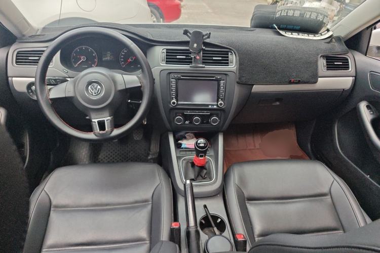 Used Volkswagen Sagitar 2014 Revised Version 1.6L Manual Comfort Edition Center Console