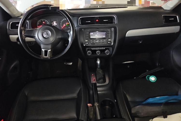 Used Volkswagen Sagitar 2014 Revised Version 1.6L Automatic Comfort Edition Center Console