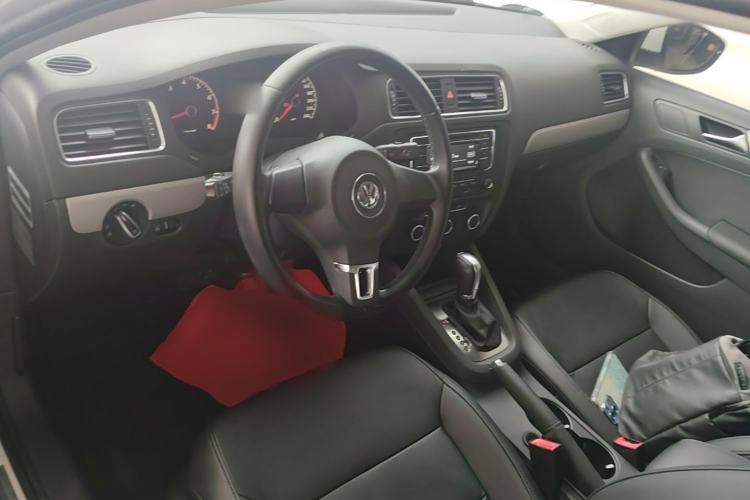 Used Volkswagen Sagitar 2014 Revised Version 1.6L Automatic Comfort Edition Center Console