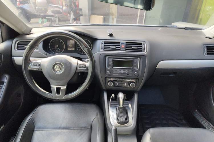 Used Volkswagen Sagitar 2014 Revised Version 1.4TSI Automatic Luxury Edition Center Console