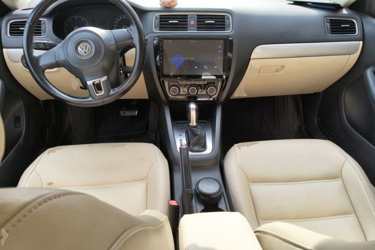 Used Volkswagen Sagitar 2014 1.6L Automatic Comfort Model Center Console