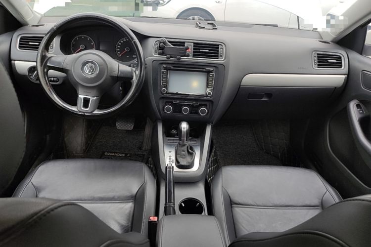 Used Volkswagen Sagitar 2014 Revised Version 1.6L Automatic Comfort Edition Center Console