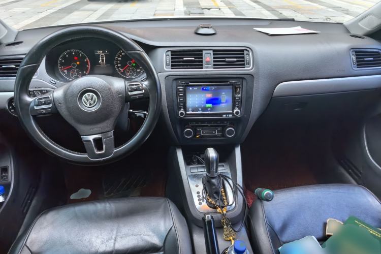Used Volkswagen Sagitar 2014 1.4TSI Automatic Luxury Model Center Console