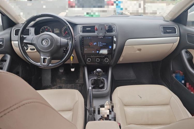 Used Volkswagen Sagitar 2014 1.6L Manual Comfort Model Center Console