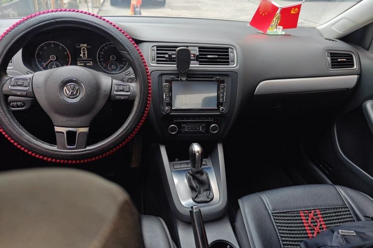 Used Volkswagen Sagitar 2014 Revised 1.4TSI BlueMotion Edition Center Console