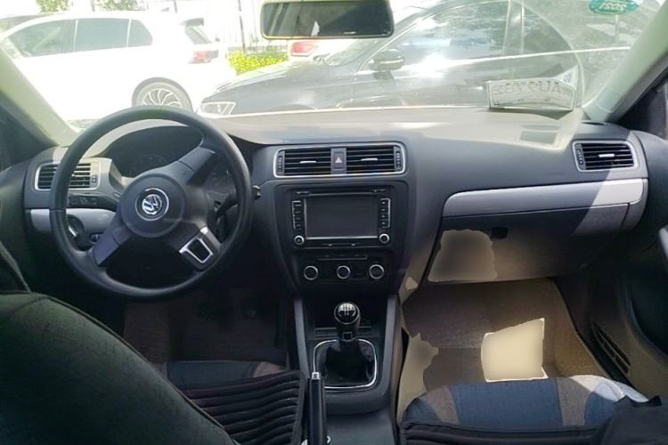 Used Volkswagen Sagitar 2014 Revised Version 1.6L Manual Comfort Edition Center Console