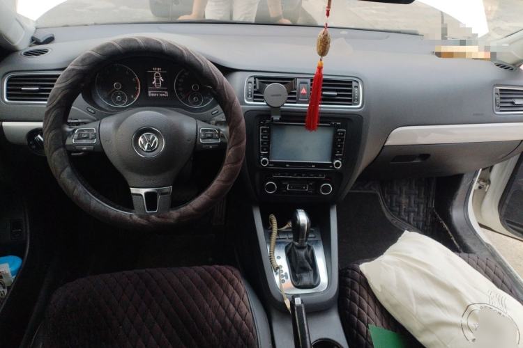 Used Volkswagen Sagitar 2014 Revised Version 1.4TSI Automatic Luxury Edition Center Console