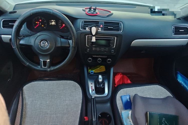 Used Volkswagen Sagitar 2014 Revised Version 1.6L Automatic Fashionable Style Center Console