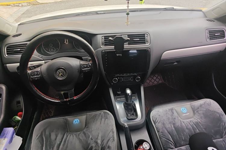Used Volkswagen Sagitar 2014 Revised Version 1.4TSI Automatic Luxury Edition Center Console