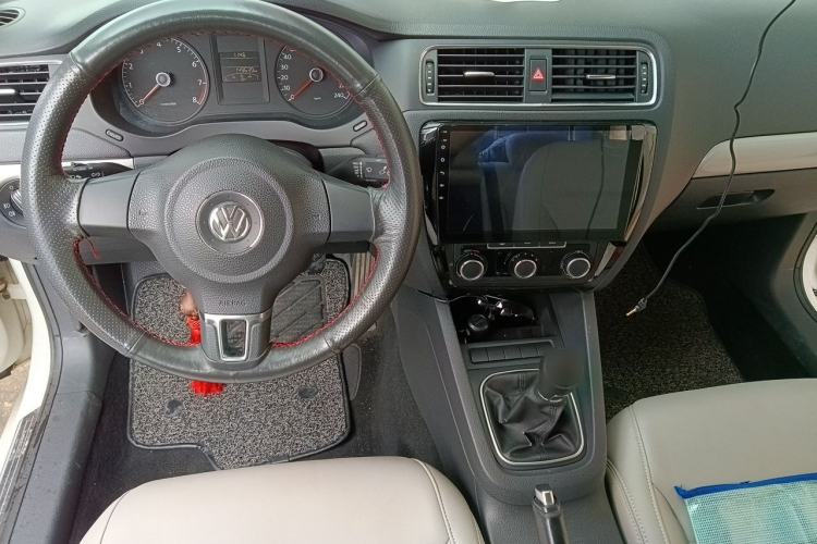 Used Volkswagen Sagitar 2014 Revised Version 1.6L Manual Comfort Edition Center Console