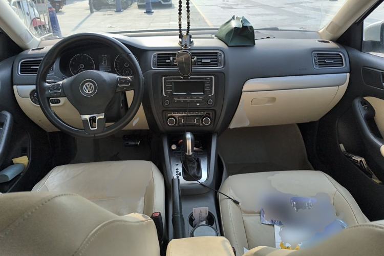 Used Volkswagen Sagitar 2014 1.4TSI Automatic Luxury Model Center Console
