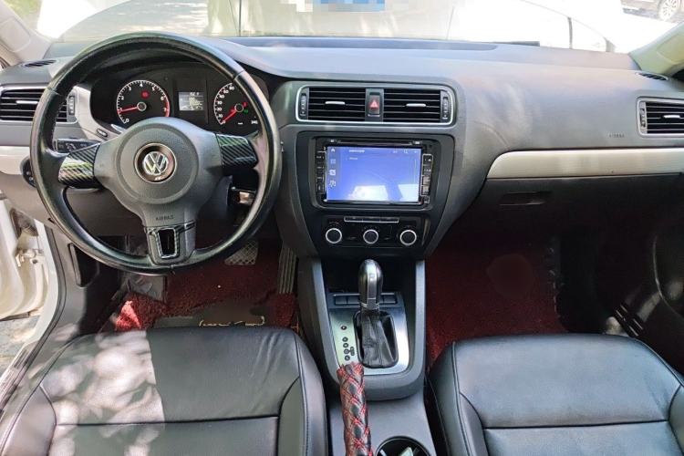 Used Volkswagen Sagitar 2014 Revised Version 1.6L Automatic Comfort Edition Center Console