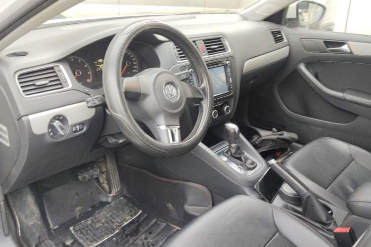 Used Volkswagen Sagitar 2014 Revised Version 1.6L Automatic Leading Edition Center Console