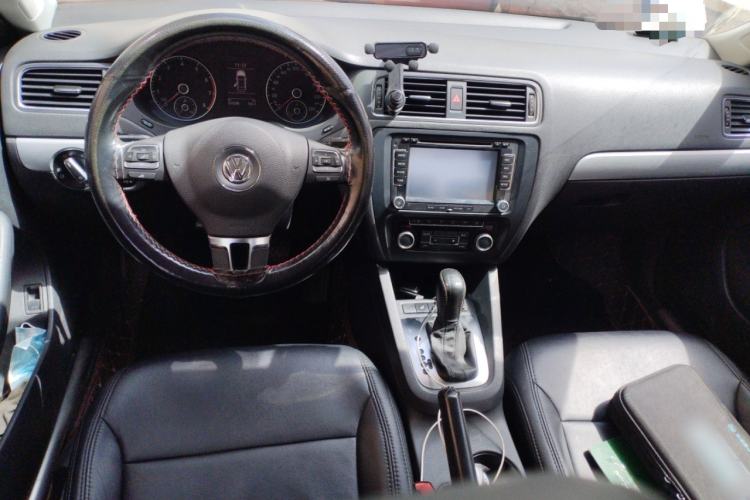 Used Volkswagen Sagitar 2014 Revised 1.4TSI BlueMotion Edition Center Console