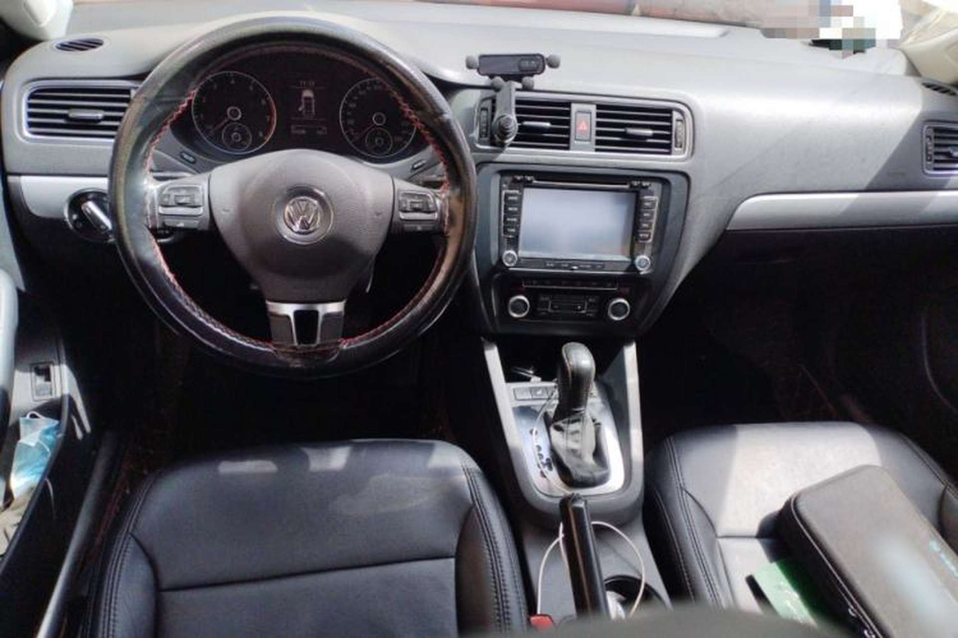 Used Volkswagen Sagitar 2014 Revised 1.4TSI BlueMotion Edition Center Console