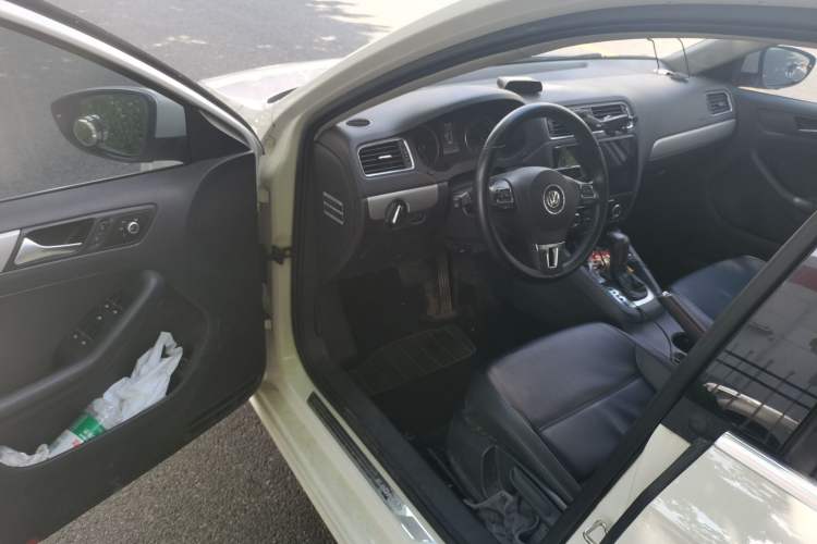 Used Volkswagen Sagitar 2014 Revised Version 1.4TSI Automatic Luxury Edition Driver Seat