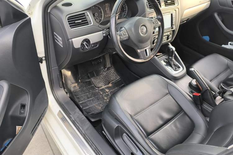 Used Volkswagen Sagitar 2014 Revised Version 1.4TSI Automatic Luxury Edition Driver Seat