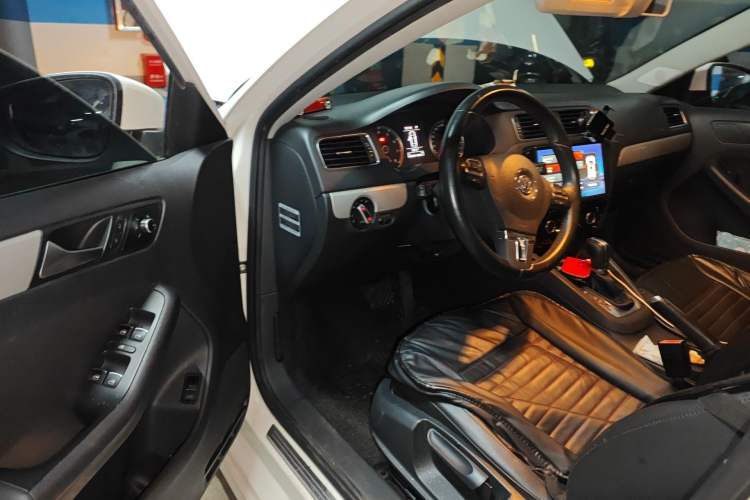 Used Volkswagen Sagitar 2014 Revised Version 1.4TSI Automatic Luxury Edition Driver Seat