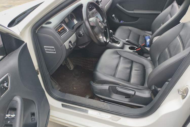 Used Volkswagen Sagitar 2014 Revised Version 1.6L Automatic Comfort Edition Driver Seat