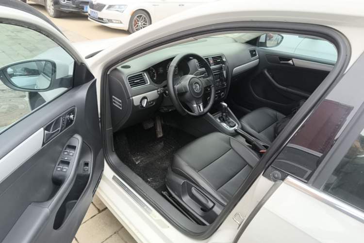 Used Volkswagen Sagitar 2014 Revised Version 1.6L Automatic Comfort Edition Driver Seat