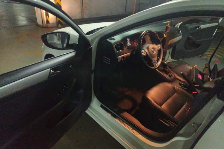 Used Volkswagen Sagitar 2014 1.4TSI Automatic Luxury Model Driver Seat