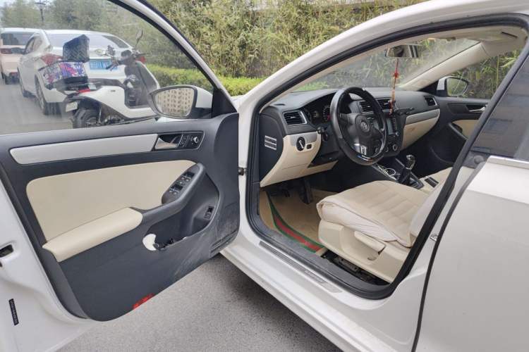 Used Volkswagen Sagitar 2014 Revised Version 1.6L Manual Comfort Edition Driver Seat