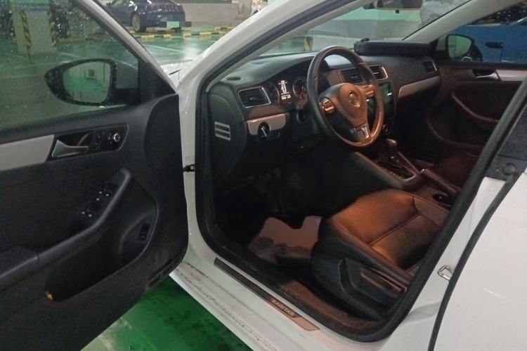 Used Volkswagen Sagitar 2014 Revised Version 1.4TSI Automatic Luxury Edition Driver Seat