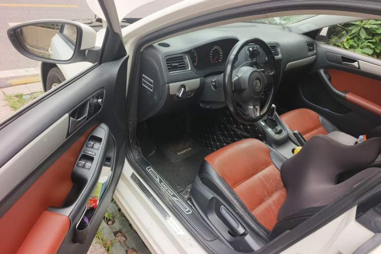 Used Volkswagen Sagitar 2014 Revised Version 1.6L Automatic Comfort Edition Driver Seat