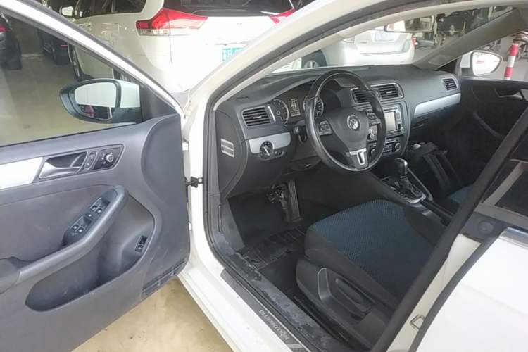 Used Volkswagen Sagitar 2014 Revised 1.4TSI BlueMotion Edition Driver Seat