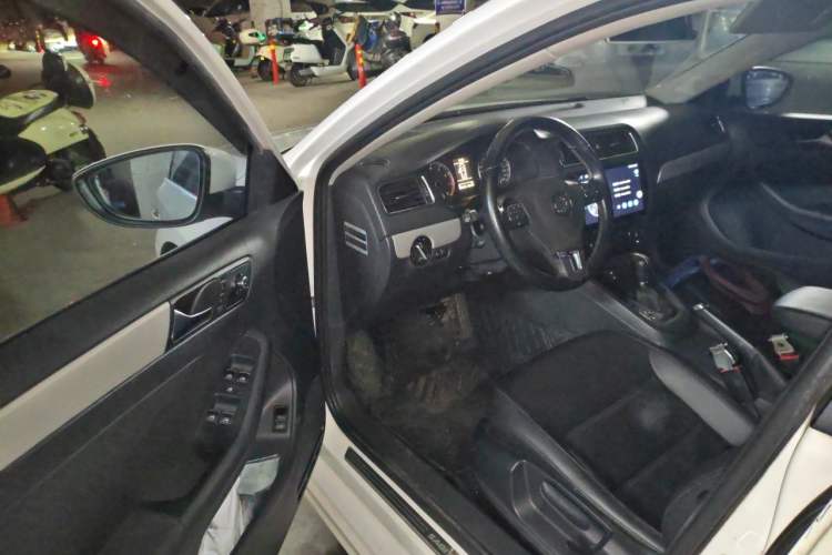 Used Volkswagen Sagitar 2014 1.4TSI Automatic Luxury Model Driver Seat