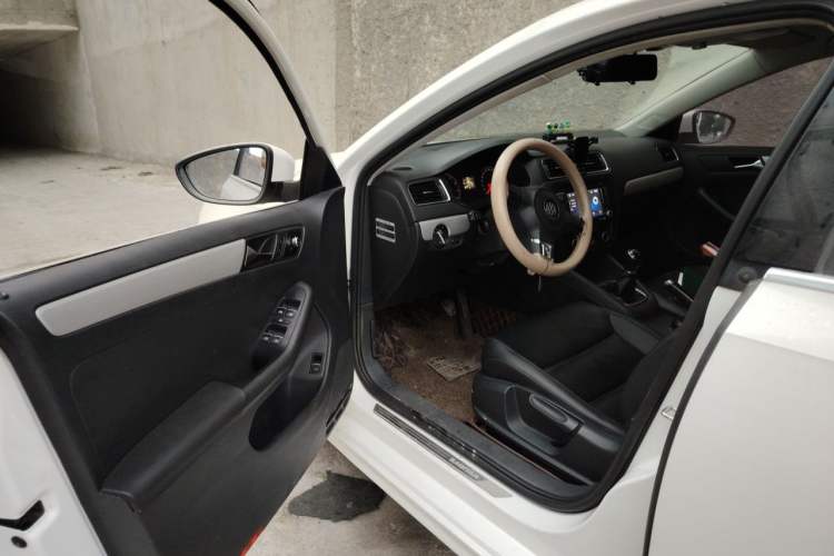 Used Volkswagen Sagitar 2014 1.6L Manual Comfort Model Driver Seat