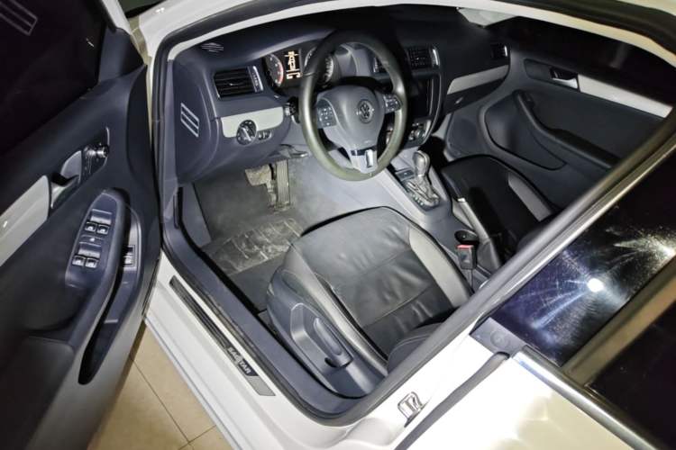 Used Volkswagen Sagitar 2014 Revised Version 1.4TSI Automatic Luxury Edition Driver Seat