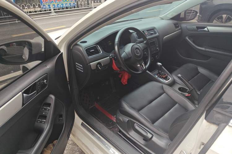 Used Volkswagen Sagitar 2014 Revised Version 1.6L Automatic Comfort Edition Driver Seat