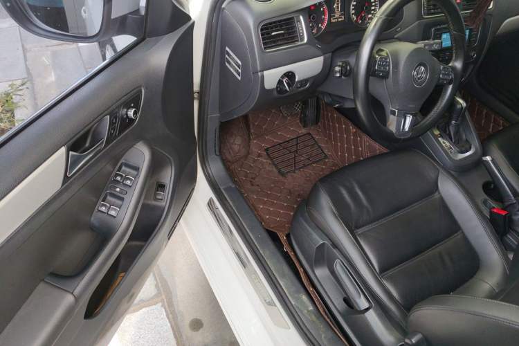 Used Volkswagen Sagitar 2014 1.4TSI Automatic Luxury Model Driver Seat
