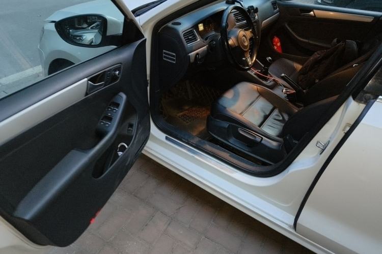 Used Volkswagen Sagitar 2014 Revised Version 1.6L Manual Comfort Edition Driver Seat